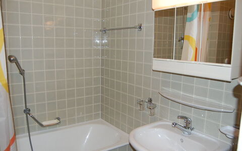 Bel Alp D3: Baño, Loseta, Propiedad, Habitación, Bañera, Arreglo De Tubería, Pared, Suelo, Grifo, Accesorio De Baño