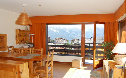Bel Alp D3: Habitación, Propiedad, Mueble, Edificio, Diseño De Interiores, Casa, Suelo, Bienes Raíces, Techo, Mesa