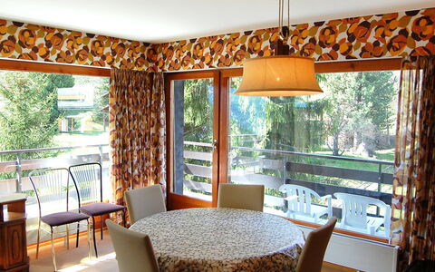 Panoramic G4: Habitación, Diseño De Interiores, Propiedad, Tratamiento De La Ventana, Mueble, Ventana Valance, Techo, Edificio, Cortina, Mesa