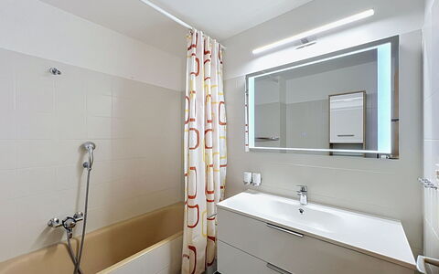 Diana E2: Arreglo De Tubería, Diseño De Interiores, Piso, Pared, Baño, Suelo, Grifo, Plomería, Lavabo Del Baño, Techo