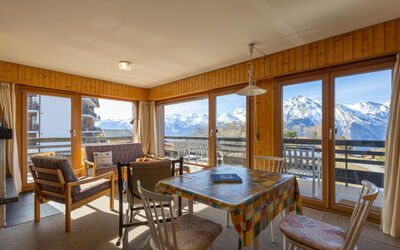 Nendaz 890: Mueble, Mesa, Edificio, Ventana, Silla, Madera, Planta, Diseño De Interiores, Sombra, Suelo