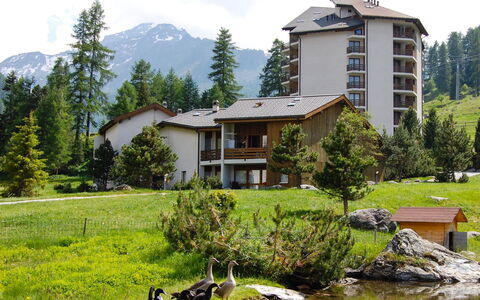 Siviez-Nendaz 400: Cielo, Propiedad, Mueble, Mesa, Edificio, Agua, Silla, Madera, Sombra, Diseño De Interiores