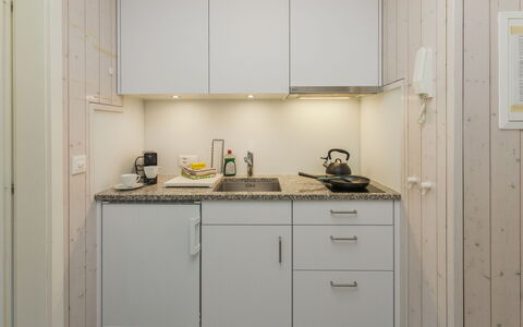 Schönried 200: Cocina, Mostrador, Madera, Diseño De Interiores, Lavabo, Aparato De Cocina, Arreglo De Tubería, Electrodoméstico, Piso, Gabinetes