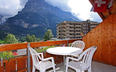 Grindelwald 100: Propiedad, Mueble, Habitación, Bienes Raíces, Mesa, Edificio, Montaña, Casa, Balcón, Cordillera
