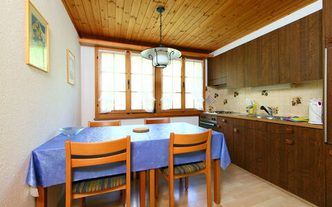 Grindelwald 121: Habitación, Mueble, Propiedad, Edificio, Diseño De Interiores, Techo, Casa, Suelo, Mesa, Cocina