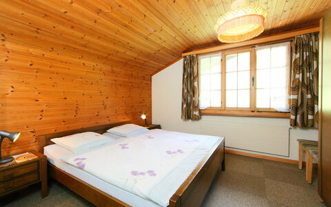 Grindelwald 121: Habitación, Habitación, Cama, Mueble, Propiedad, Techo, Marco De La Cama, Sábana, Diseño De Interiores, Edificio