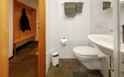 Grindelwald 106: Piso, Suelo, Pared, Arreglo De Tubería, Baño, Diseño De Interiores, Madera, Lavabo Del Baño, Lavabo, Grifo