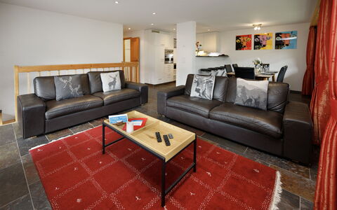 Grindelwald 106: Mueble, Diseño De Interiores, Sofá, Piso, Madera, Suelo, Habitación, Techo, Sala, Encendiendo