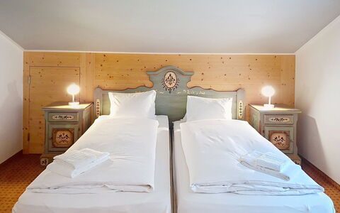 Grindelwald 150: Diseño De Interiores, Habitación, Mueble, Cama, Techo, Marco De La Cama, Lecho, Habitación, Sábana, Marco