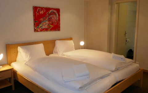 Grindelwald 150: Edificio, Mueble, Comodidad, Madera, Textil, Marco De La Cama, Diseño De Interiores, Encendiendo, Lámpara, Suelo