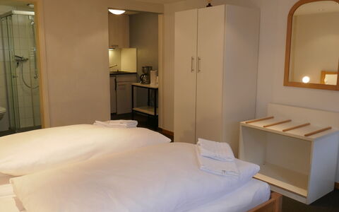 Grindelwald 150: Espejo, Mueble, Edificio, Comodidad, Gabinetes, Casa, Madera, Marco De La Cama, Diseño De Interiores, Encendiendo