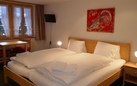 Grindelwald 150: Mueble, Propiedad, Comodidad, Ventana, Madera, Marco De La Cama, Diseño De Interiores, Edificio, Encendiendo, Almohada