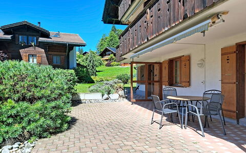 Chalet Hori: Casa, Techo, Cabaña, Jardín, Césped, Inmuebles, Yarda, Paisajismo, Balcón, Recurso