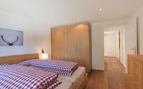 Chalet Bodmisunne: Habitación, Cama, Mueble, Habitación, Propiedad, Marco De La Cama, Sábana, Diseño De Interiores, Suelo, Pared