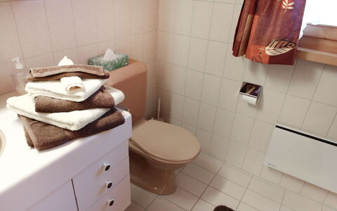 Chalet Doris: Propiedad, Lavabo Del Baño, Baño, Asiento Del Baño, Diseño De Interiores, Suelo, Piso, Cajón, Baño, Propiedad Material