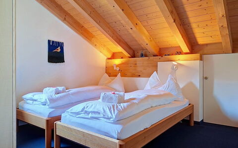 Steinbilla: Madera, Habitación, Marco De La Cama, Cama, Techo, Manchas De Madera, Cabaña, Madera Dura, Lecho, Sábana