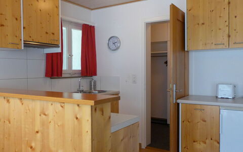 Chalet Holzwurm: Gabinetes, Mostrador, Propiedad, Mueble, Edificio, Lavabo, Fregadero, Madera, Cajón