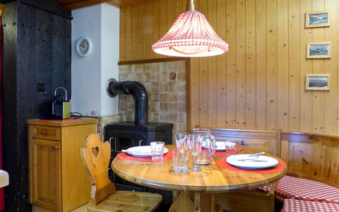 Stocki: Mesa, Mueble, Propiedad, Edificio, Gabinetes, Silla, Madera, Vajilla, Diseño De Interiores, Encendiendo