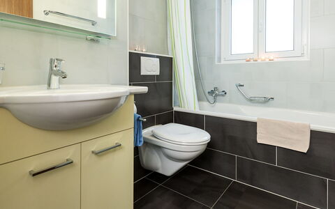 Saas-Grund 200: Baño, Habitación, Propiedad, Grifo, Pared, Loseta, Diseño De Interiores, Lavabo, Arreglo De Tubería, Suelo