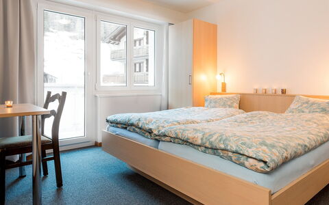 Saas-Grund 200: Habitación, Cama, Mueble, Habitación, Colchón, Sábana, Propiedad, Marco De La Cama, Suelo, Diseño De Interiores