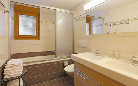 Zermatt 105: Espejo, Grifo, Arreglo De Tubería, Lavabo, Lavabo Del Baño, Ventana, Mueble De Baño, Baño, Diseño De Interiores