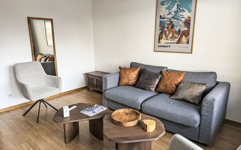 St. Pauli: Mueble, Diseño De Interiores, Piso, Suelo, Pared, Sofá, Madera, Sala, Habitación, Casa