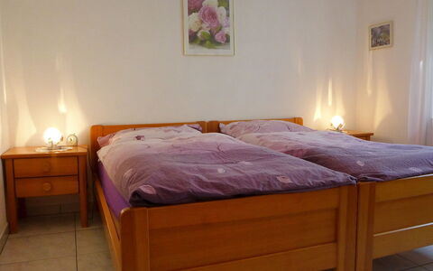 Luchre: Habitación, Cama, Mueble, Colchón, Habitación, Sábana, Marco De La Cama, Propiedad, Suelo, Lecho