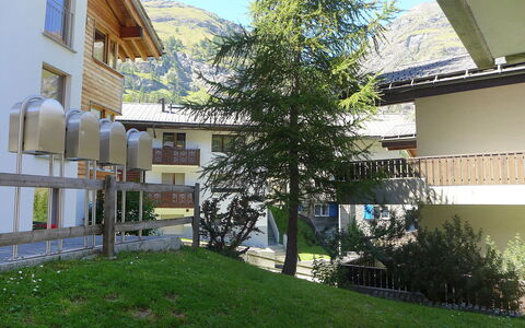 Luchre: Propiedad, Casa, Árbol, Edificio, Arquitectura, Bienes Raíces, Casa, Barrio Residencial, Hierba, Habitación