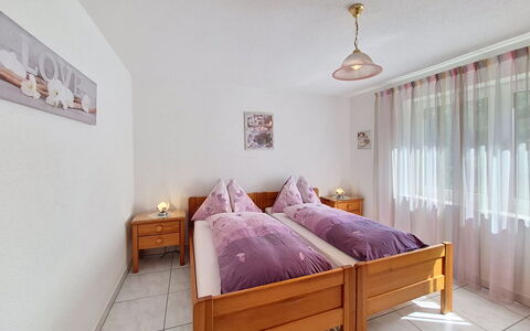 Luchre: Cama, Mueble, Diseño De Interiores, Habitación, Suelo, Lecho, Sábana, Piso, Madera, Techo