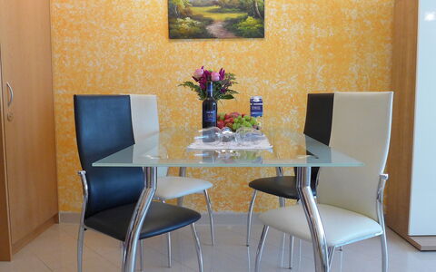 Viktoria B: Habitación, Comedor, Mueble, Mesa, Propiedad, Amarillo, Diseño De Interiores, Silla, Cocina Y Comedor Mesa, Bienes Raíces