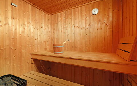 Bodmen a: Marrón, Propiedad, Madera, Diseño De Interiores, Manchas De Madera, Sauna, Pared, Piso, Suelo, Madera Dura