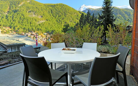 Bodmen a: Mesa, Cielo, Montaña, Mueble, Propiedad, Planta, Silla, Sombra, Árbol, Madera