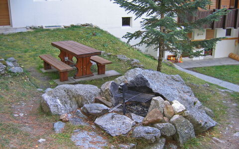 Gentiana (Utoring): Planta, Edificio, Ventana, Superficie De La Carretera, Mesa, Árbol, Piso, Biome, Mueble Para Exteriores, Puerta