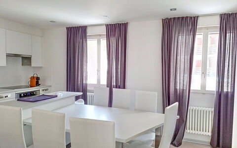 Crans-Montana 130: Mesa, Propiedad, Mueble, Producto, Diseño De Interiores, Cortina, Silla, Ventana, Suelo