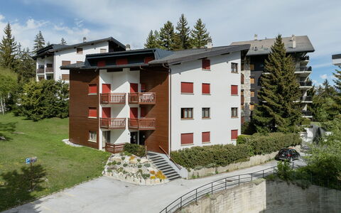 Crans-Montana 130: Edificio, Arquitectura, Casa, Barrio Residencial, Casa, Asentamientos Humanos, Alerce, Yarda, Balcón