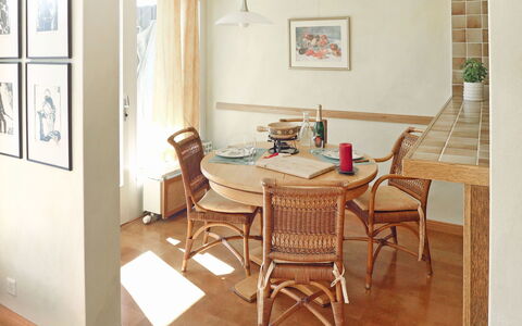 Crans-Montana 180: Habitación, Mueble, Propiedad, Comedor, Diseño De Interiores, Mesa, Suelo, Edificio, Casa, Silla
