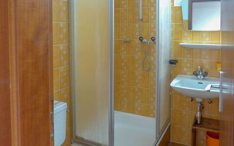 Yuca B Apt. 28: Espejo, Propiedad, Arreglo De Tubería, Lavabo, Grifo, Baño, Puerta De La Ducha, Encendiendo, Diseño De Interiores