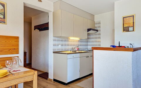 Yuca B Apt. 28: Pared, Piso, Madera, Diseño De Interiores, Mueble, Suelo, Cocina, Mostrador, Gabinetes, Electrodoméstico