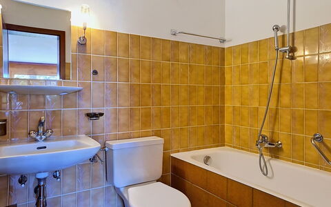 Yuca B Apt. 28: Baño, Arreglo De Tubería, Pared, Lavabo Del Baño, Piso, Lavabo, Diseño De Interiores, Suelo, Grifo, Baño