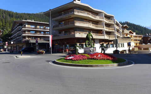 Crans-Montana 320: Edificio, Cielo, Planta, Diseño Urbano, Árbol, Ventana, Condominio, Barrio Residencial, Paisaje, Ciudad