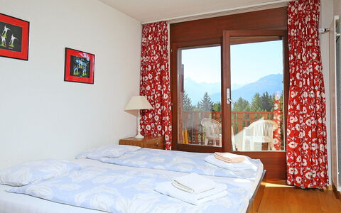 Crans-Montana 353: Habitación, Cama, Habitación, Mueble, Propiedad, Sábana, Diseño De Interiores, Marco De La Cama, Rojo, Pared