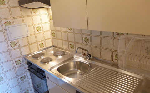 Crans-Montana 353: Grifo, Arreglo De Tubería, Lavabo, Fregadero, Gabinetes, Mostrador, Edificio, Cocina, Diseño De Interiores, Piso