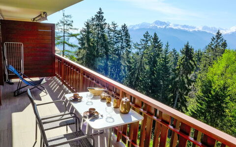 Crans-Montana 353: Cielo, Nube, Porche, Montaña, Mesa, Árbol, Madera, Silla, Edificio, Planta