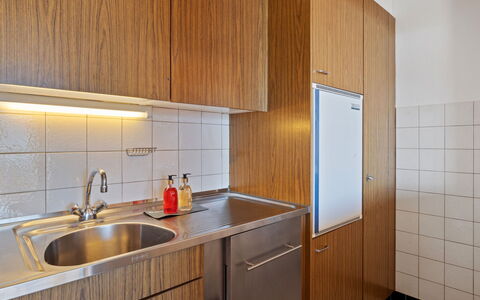 Crans-Montana 388: Cocina, Mostrador, Piso, Madera, Aparato De Cocina, Diseño De Interiores, Fregadero, Electrodoméstico, Gabinetes, Suelo