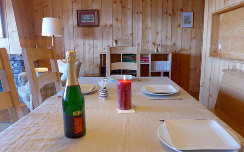 Crans-Montana 560: Habitación, Madera, Mesa, Mueble, Madera Dura, Edificio, Casa, Suelo, Diseño De Interiores, Madera Contrachapada