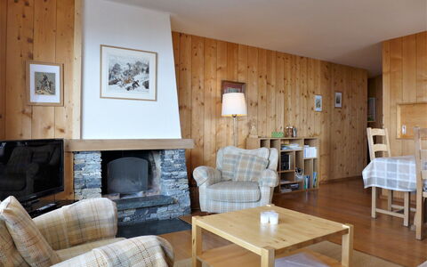 Crans-Montana 560: Mesa, Mueble, Propiedad, Sofá, Marco, Comodidad, Madera, Diseño De Interiores, Sala, Suelo