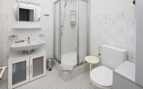 Les Orzières 417: Diseño De Interiores, Piso, Suelo, Arreglo De Tubería, Baño, Lavabo, Lavabo Del Baño, Habitación, Baño, Techo