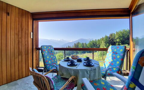 Crans-Montana 910: Mueble, Silla, Diseño De Interiores, Mesa, Habitación, Manchas De Madera, Balcón, Techo, Eco Hotel, Madera Dura