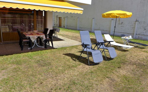 Valdor a 42 Sud: Agua, Tiempo De Día, Cielo, Edificio, Azur, Piscina, Ocio, Rectángulo, Material Compuesto, Diseño Urbano