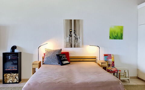 Piazzogna 100: Mueble, Cama, Diseño De Interiores, Habitación, Piso, Suelo, Madera, Sábana, Lecho, Encendiendo